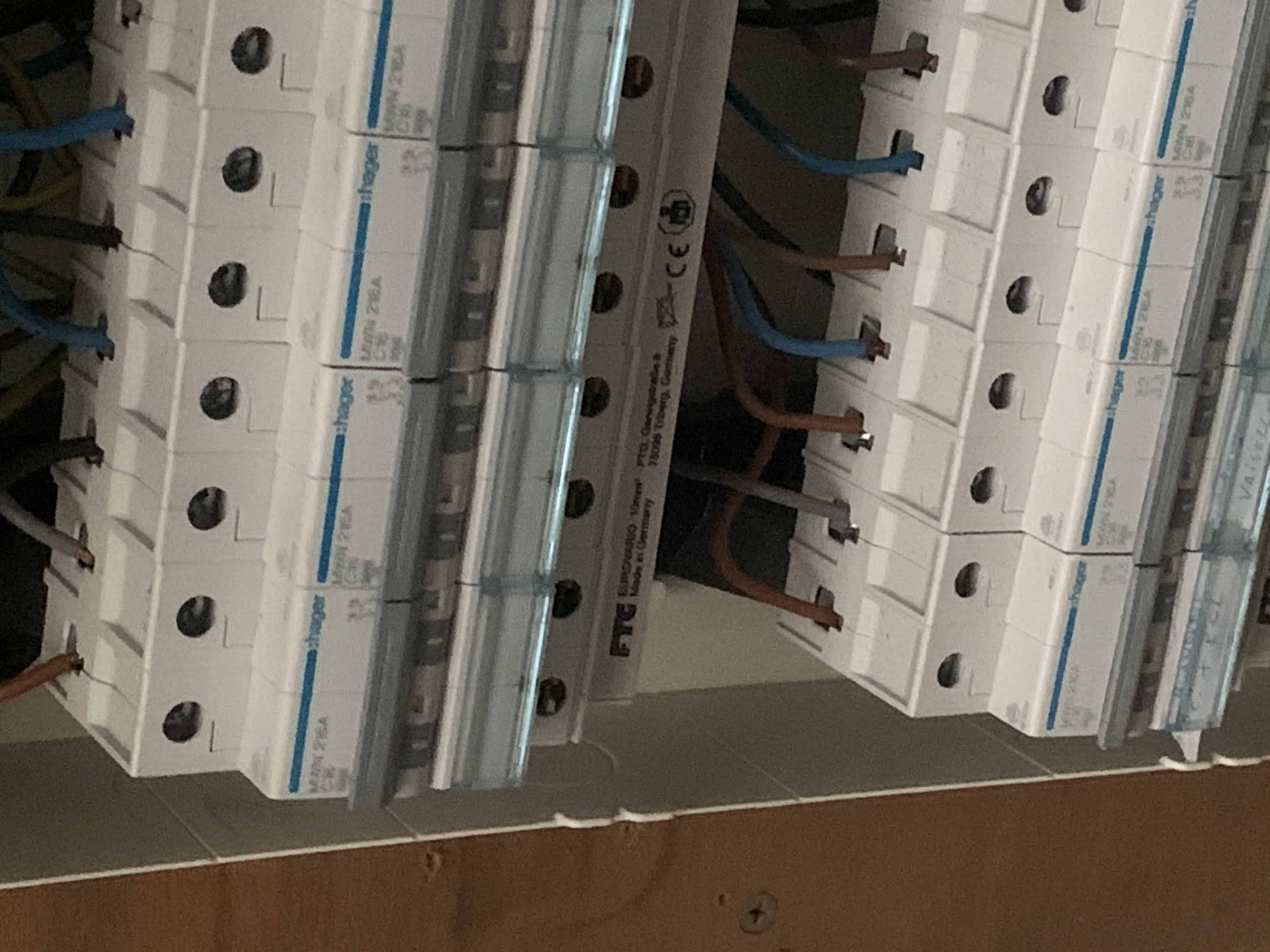 Photo d'un coffret remis aux normes pour la conformité électrique